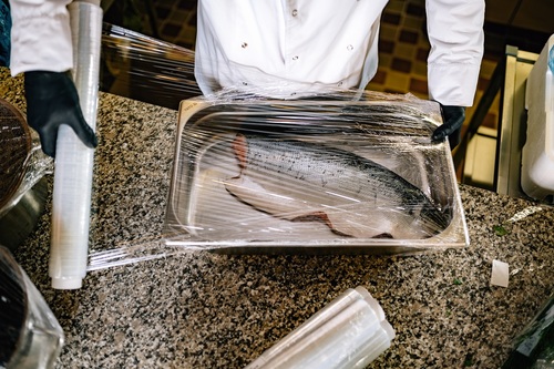 Folia aluminiowa i spożywcza bez tajemnic. Jak ich używać bezpiecznie i skutecznie